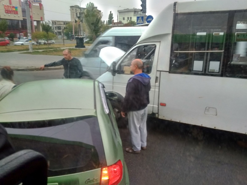 Из-за неработающих светофоров в центре Николаева ДТП и пробки