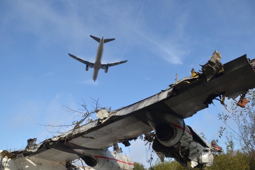 Появилось видео с места крушения самолета Ан-12 под Львовом