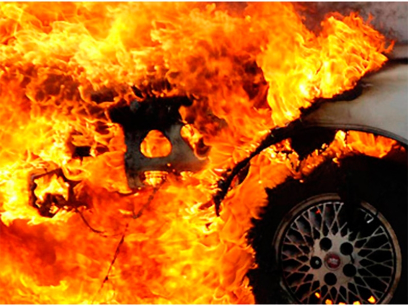 В Херсоне женщина потушила горящую машину