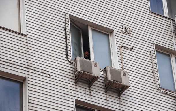 В Киеве женщина с онкологией выбросилась из окна на глазах у сына