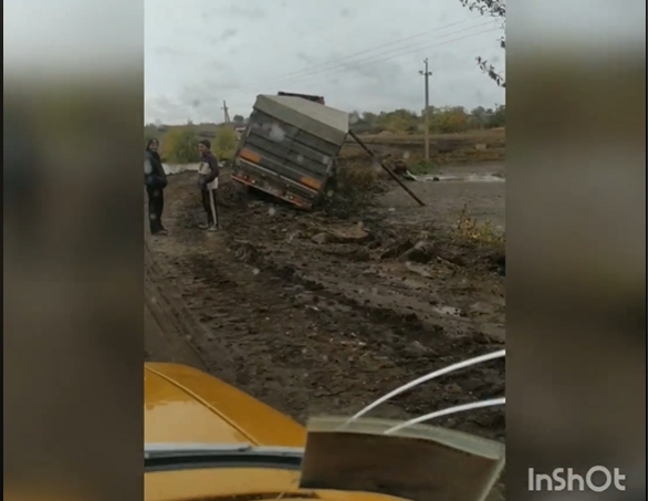 Жители Николаевщины показали ужасную объездную дорогу возле Воссиятского. ВИДЕО
