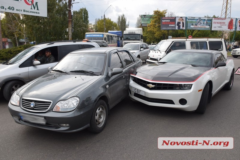 В Николаеве на кольце у автовокзала столкнулись Chevrolet Camaro  и Geely