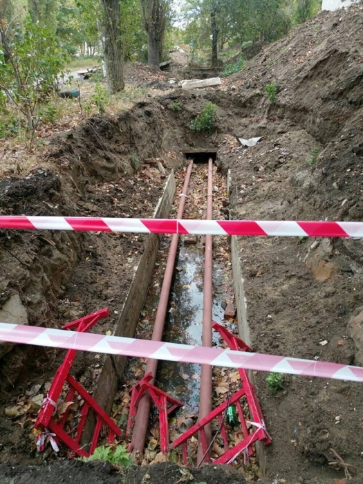В Николаеве два месяца не могут закопать новые трубы в траншее