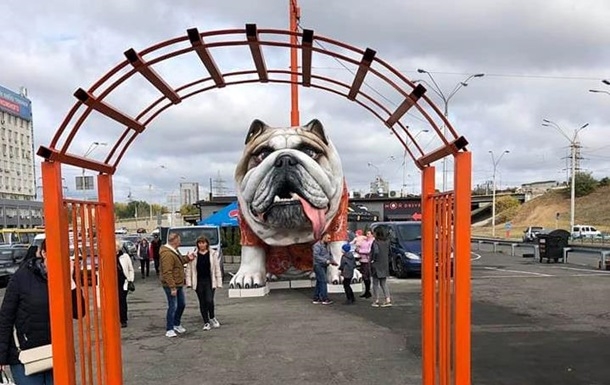 В Киеве появилась огромная скульптура собаки