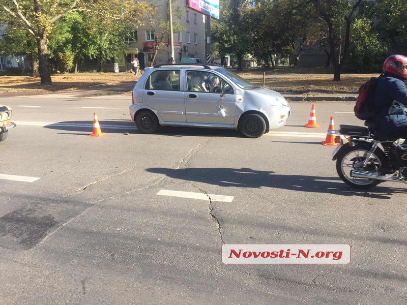 В Николаеве мопед с перебитыми номерами врезался в легковушку — водителя увезла «скорая»