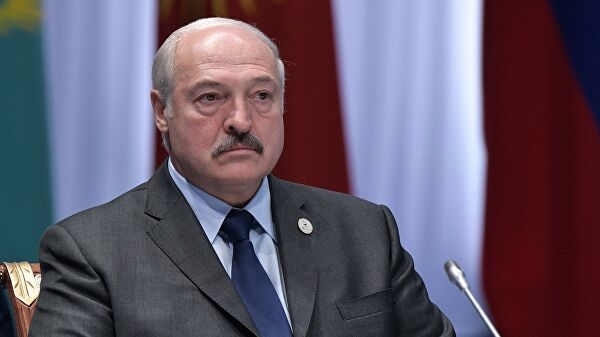 Лукашенко заявил, что Запад оставил Зеленского один на один с проблемой Донбасса