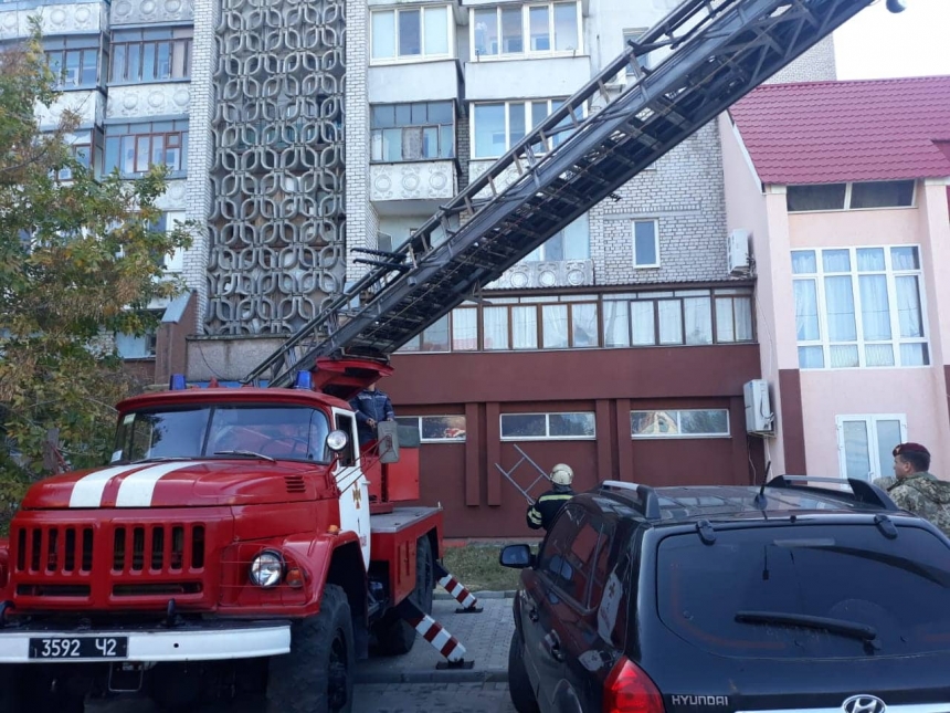 В Николаеве 6-летняя девочка взобралась на крышу магазина: ребенка снимали спасатели