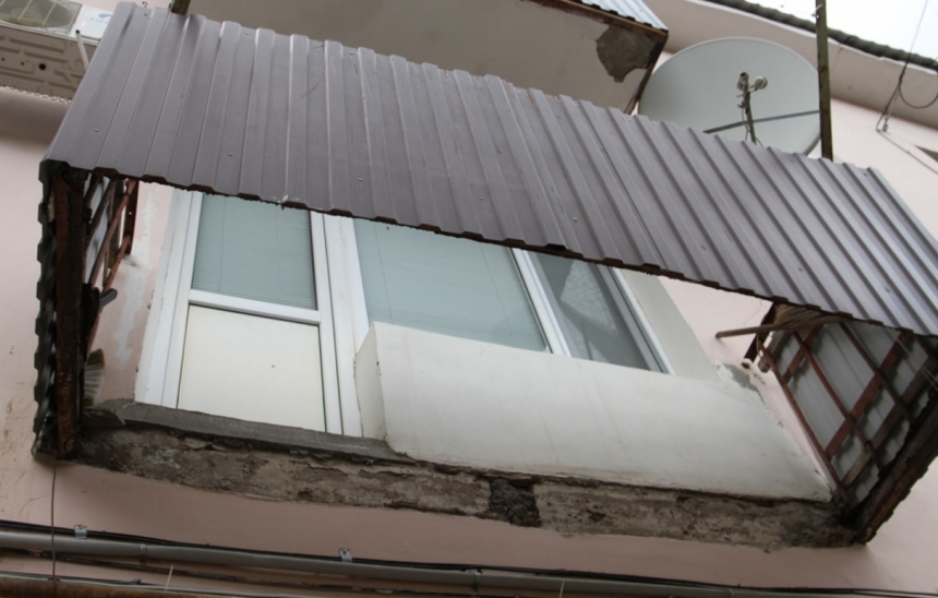 На базе отдыха в Коблево обвалился балкон с людьми: один погибший двое пострадавших