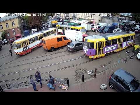 В Одессе 7 раз передвигали припаркованное дамой авто, заблокировавшее движение трамваев. Видео