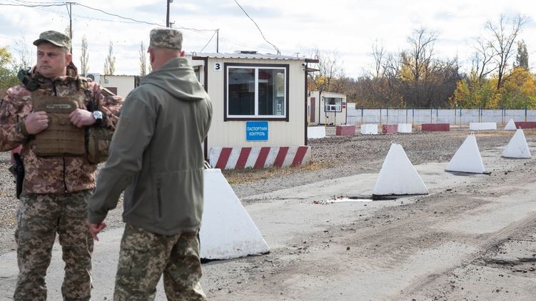 Националисты и ветераны АТО со стрельбой прорвались на линию фронта. Обновляется