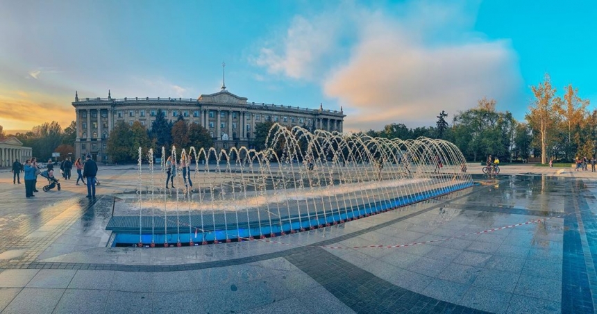 На Серой площади в Николаеве протестировали фонтан. ФОТО