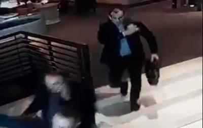 У бизнесмена в киевской гостинице украли $35 000 прямо под прицелом камер. ВИДЕО