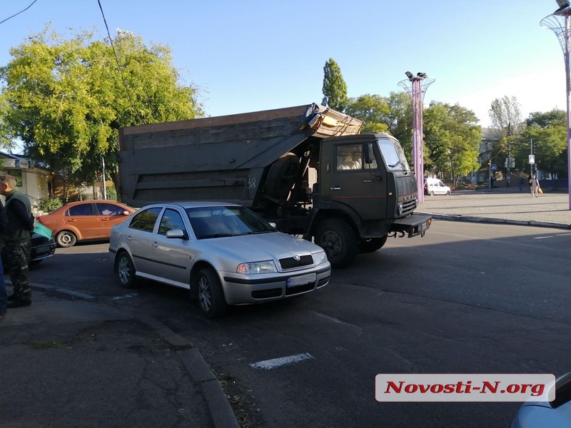 В Николаеве столкнулись Skoda и самосвал