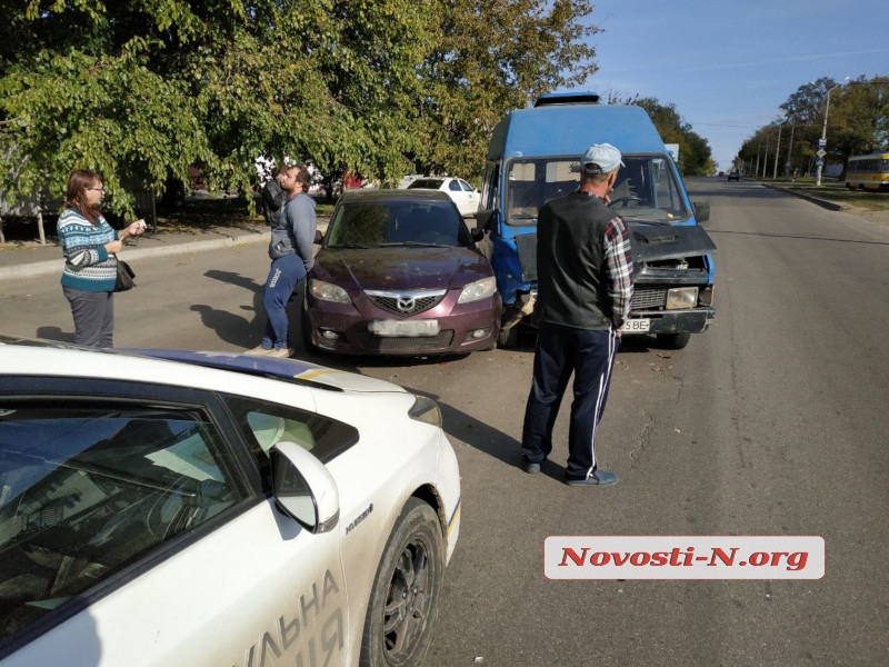 В Николаеве столкнулись Renault и Mazda — пострадала женщина