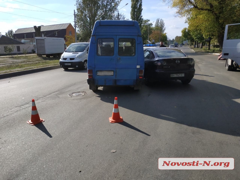 В Николаеве столкнулись Renault и Mazda — пострадала женщина