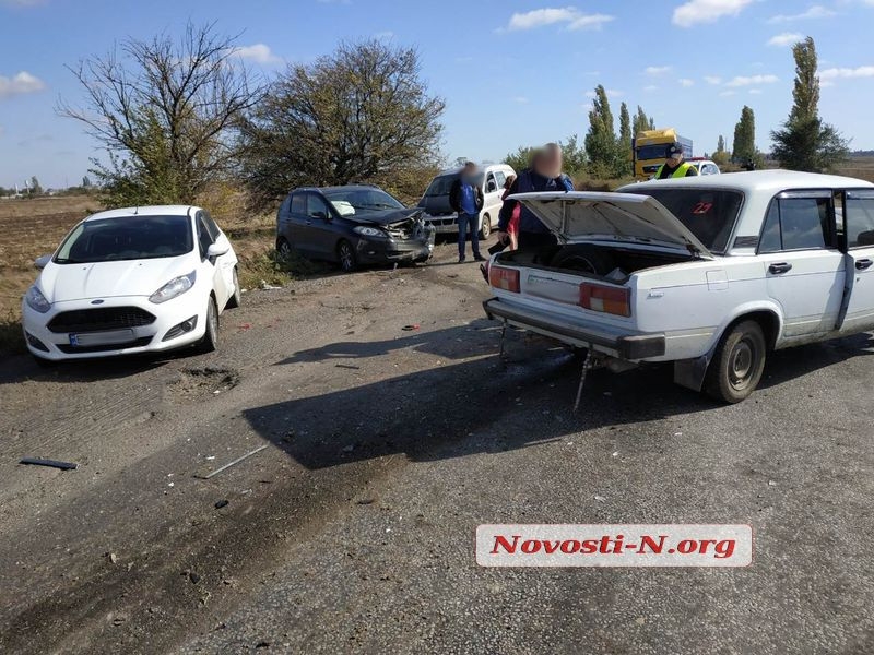 Под Николаевом столкнулись три автомобиля — один пострадавший