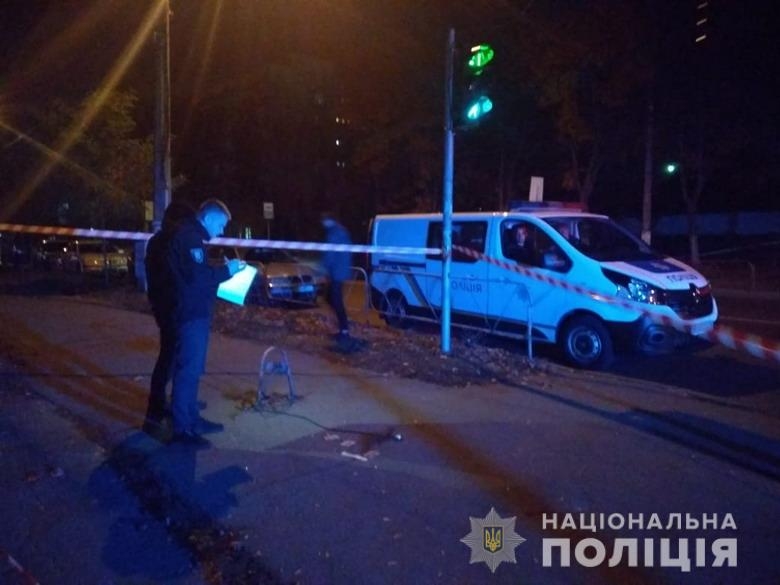 В Киеве на улице застрелили мужчину, нападавшие скрылись на авто