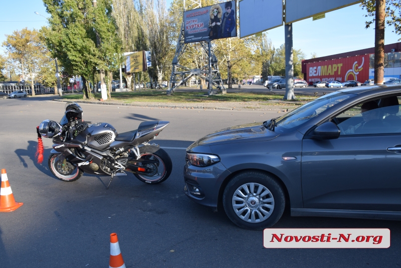 На кольце в Николаеве «Фиат» врезался в мотоцикл