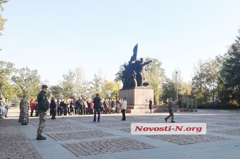В центре Николаева со стрельбой провожали в армию призывников. ВИДЕО