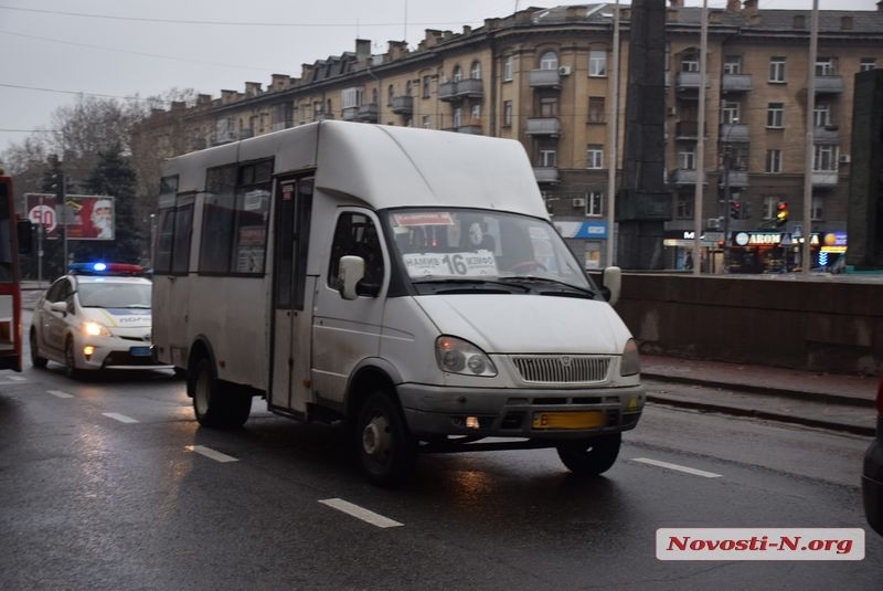 Маршрутка 16. Маршрутки 16а. Автобус врезался в автомобиль Сузуки. Автобус врезался в машину Сузуки. 16 Конечная.