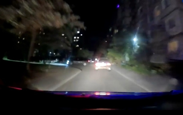 Пьяный водитель в Сумах 30 метров тянул полицейского за машиной. ВИДЕО
