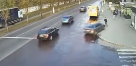 В Житомире легковушка на скорости въехала в остановку и сбила человека. ВИДЕО