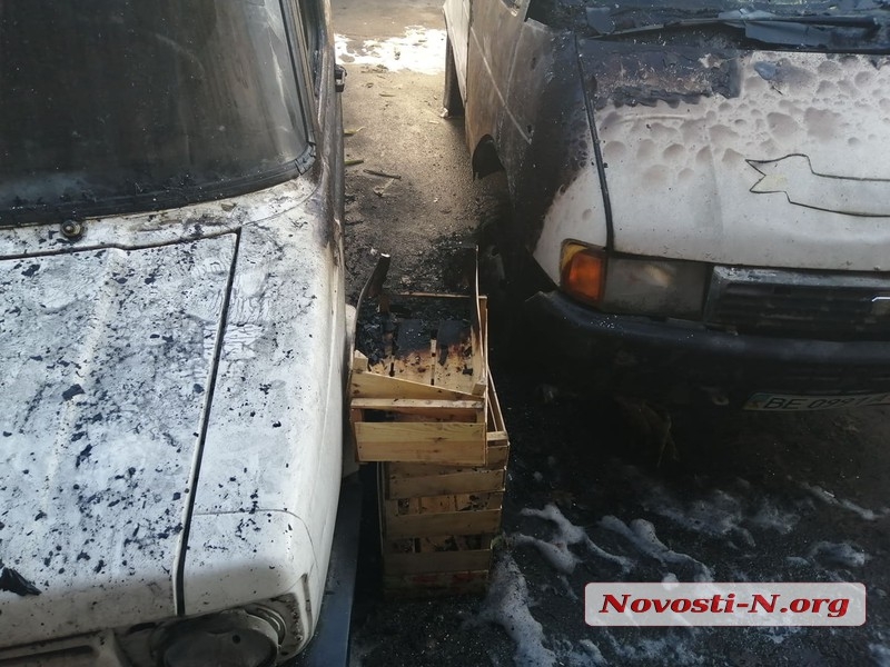 В Николаеве возле рынка сгорели два микроавтобуса с овощами