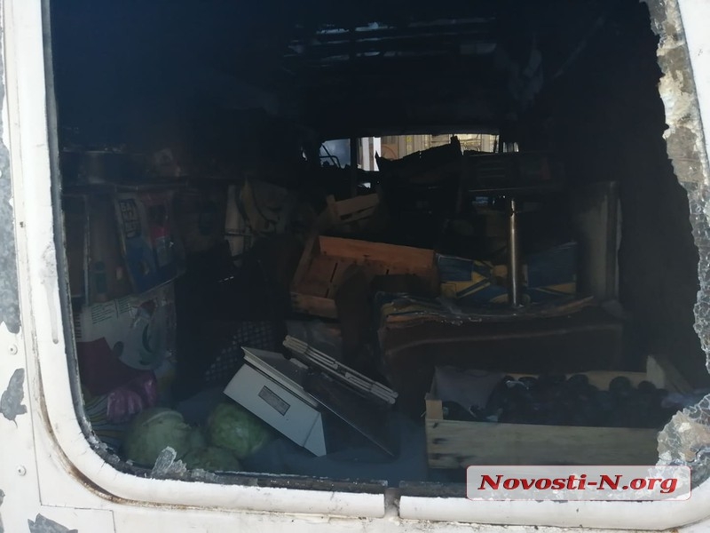 В Николаеве возле рынка сгорели два микроавтобуса с овощами