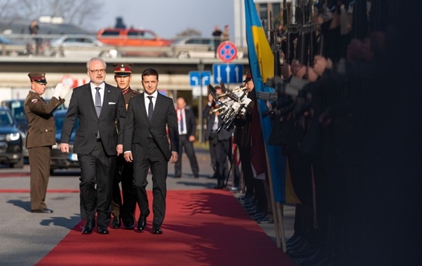 После конфуза с Латвией Зеленский купил для пресс-службы атлас