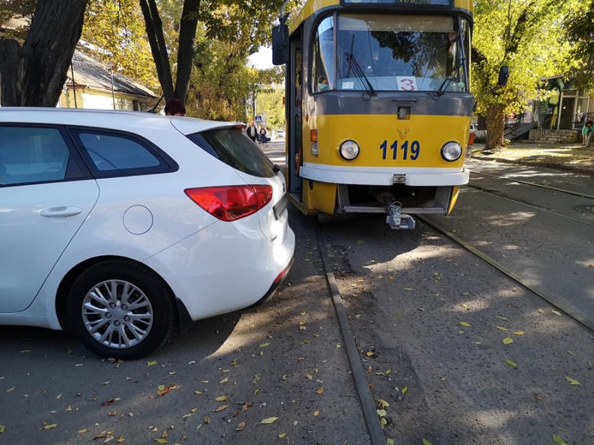 В центре Николаева очередной «мастер парковки» заблокировал движение трамваев