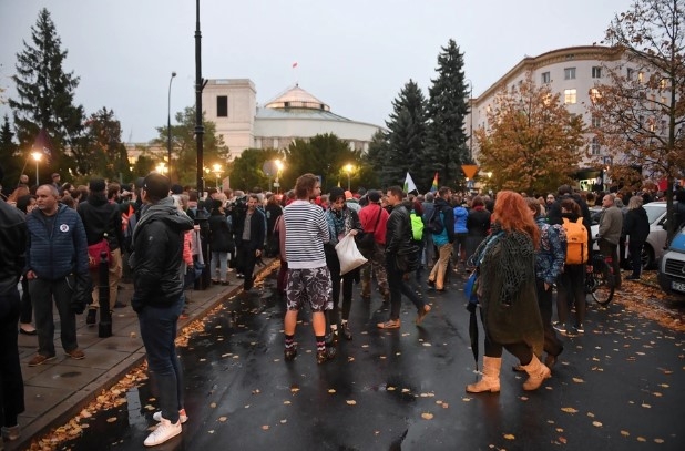 В Польше сотни митингующих выступили против запрета секспросвета в школах