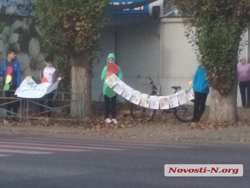 В Николаеве школьники вышли к опасному перекрестку с шариками и плакатами