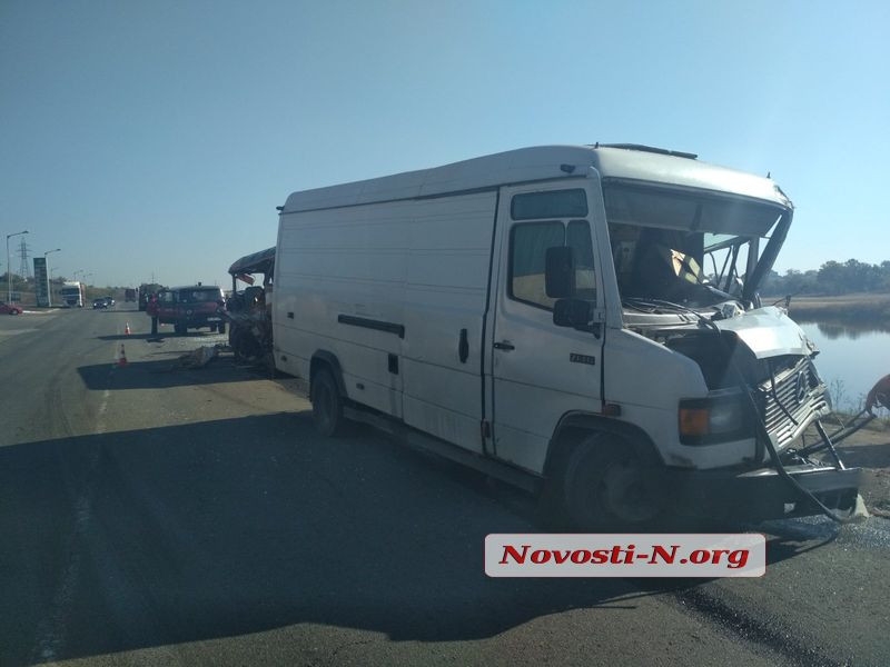 Под Николаевом автобус с военными попал в ДТП с двумя машинами: есть пострадавший