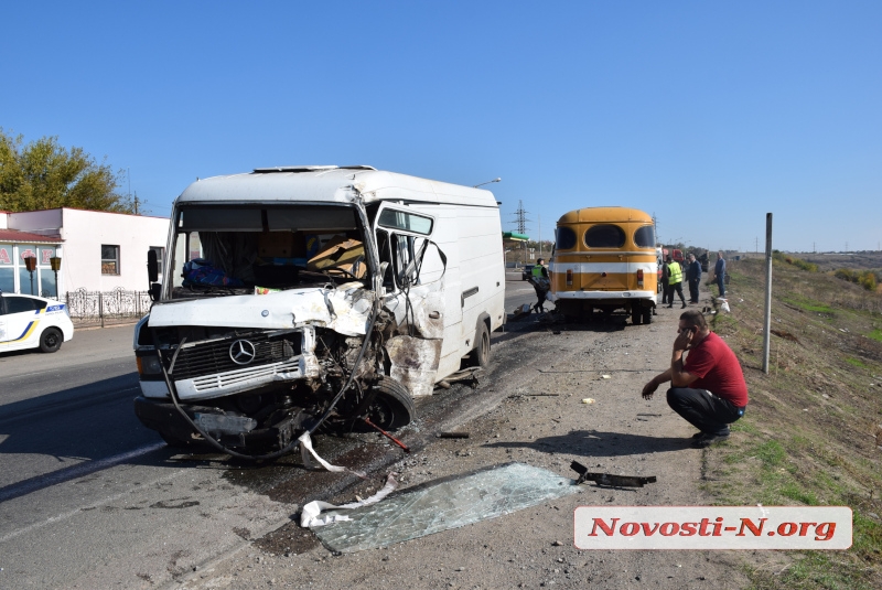 Под Николаевом автобус с военными попал в ДТП с двумя машинами: есть пострадавший