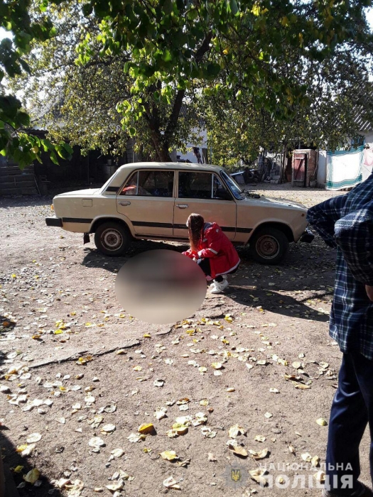 На Николаевщине водитель ВАЗа, выезжая из гаража, случайно задавил мать