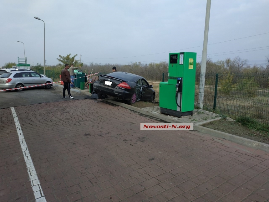 Под Николаевом пьяный водитель на «Хонде», удирая от полиции, снес колонку на автозаправке