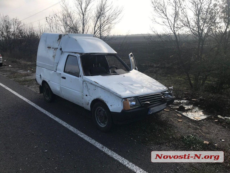 На Снигиревской трассе перевернулся автомобиль с хлебом — пострадал водитель