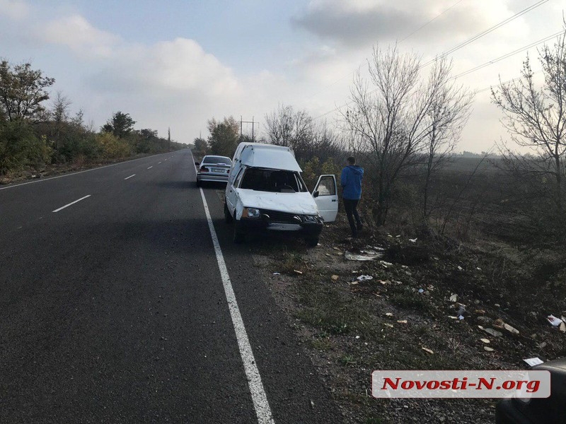 На Снигиревской трассе перевернулся автомобиль с хлебом — пострадал водитель