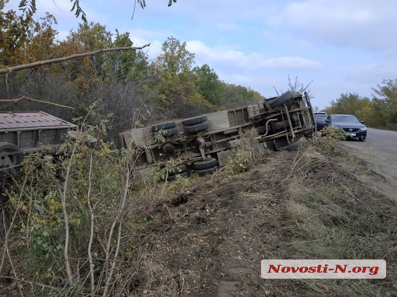 Под Николаевом из-за ям на дороге перевернулся зерновоз