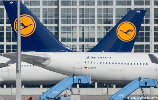 В Германии бастуют бортпроводники - отменена сотня рейсов 
