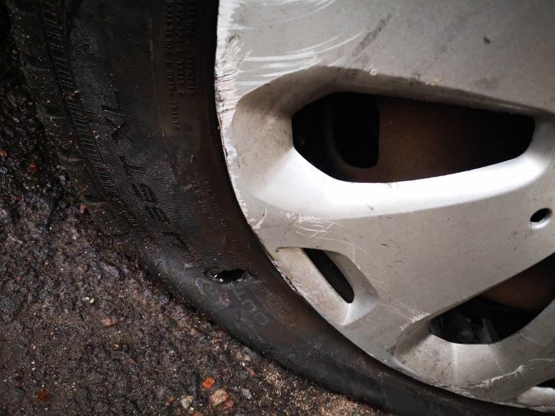 Николаевец, порезавший колесо на ул. Потемкинской, утверждает, что работы по ремонту дороги не проводились