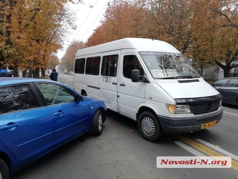 В центре Николаева столкнулись маршрутка и  Mazda