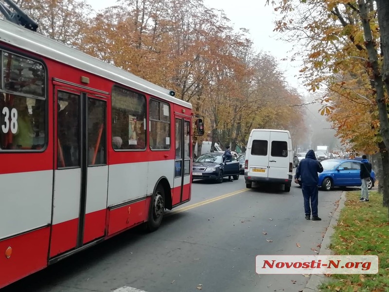 В центре Николаева столкнулись маршрутка и  Mazda