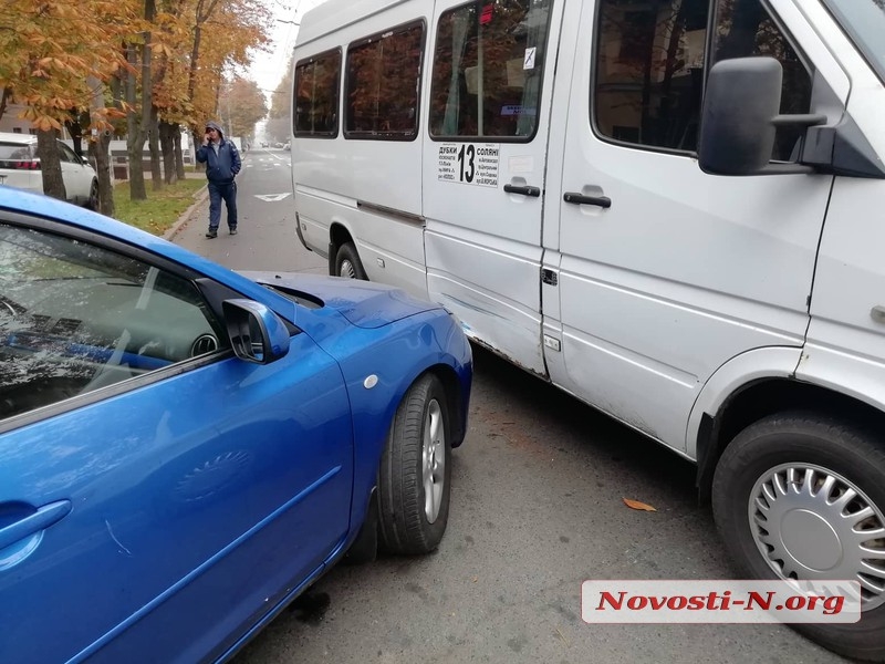 В центре Николаева столкнулись маршрутка и  Mazda