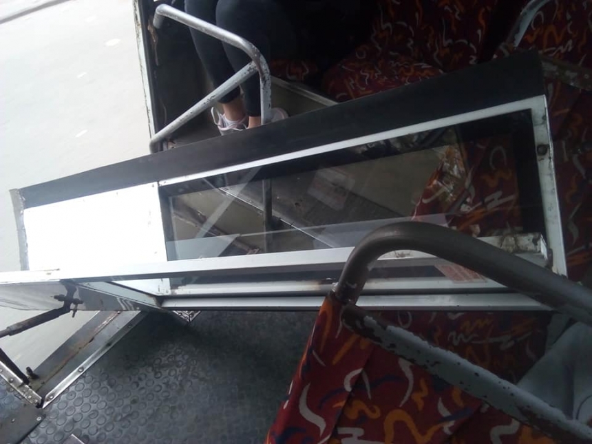 В николаевской маршрутке на ходу отпала дверь и упала на пассажирское сиденье