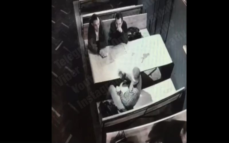 Появилось видео, как в ресторане в Киеве у девушки вытащили из сумки 12 тысяч