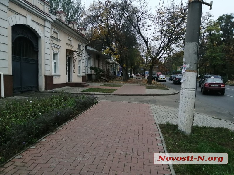 В центре Николаева водитель «Лексуса» умер за рулем и врезался в два автомобиля