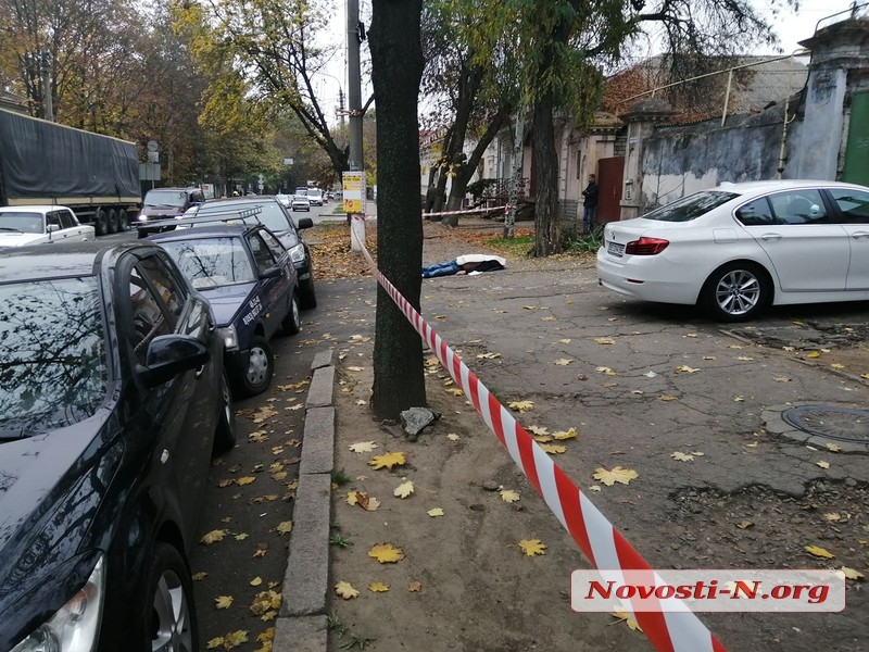 В центре Николаева водитель «Лексуса» умер за рулем и врезался в два автомобиля