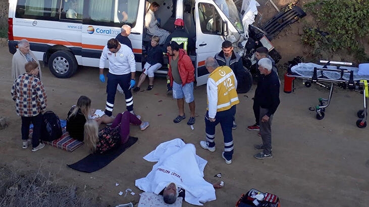 В Турции микроавтобус с украинскими туристами столкнулся с трактором, пострадали 13 человек