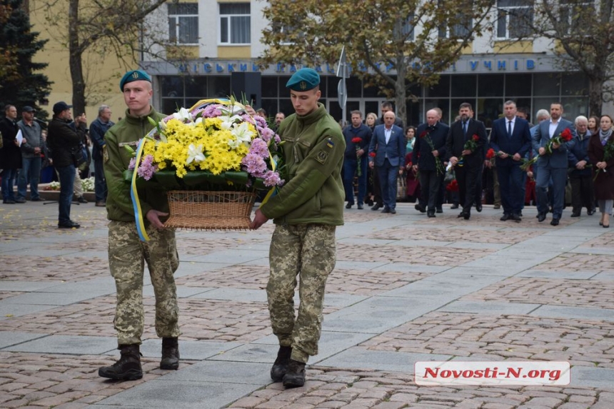 В Николаеве ко Дню освобождения Украины от немецко-фашистских захватчиков возложили цветы